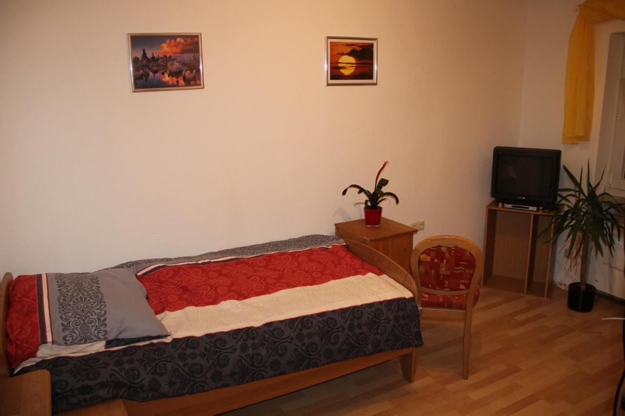 Ferienwohnung Mit 4 Schlafzimmer Fuer 2 Bis 9 Gaeste----Apartment With 4 Bedrooms For 2 To 9 Guests Norimberga Esterno foto
